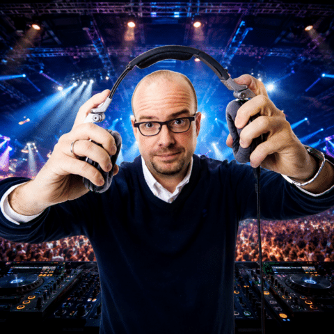 Sven Ornelis boeken als DJ doe je via zijn Artiestenbureau Kwadraad