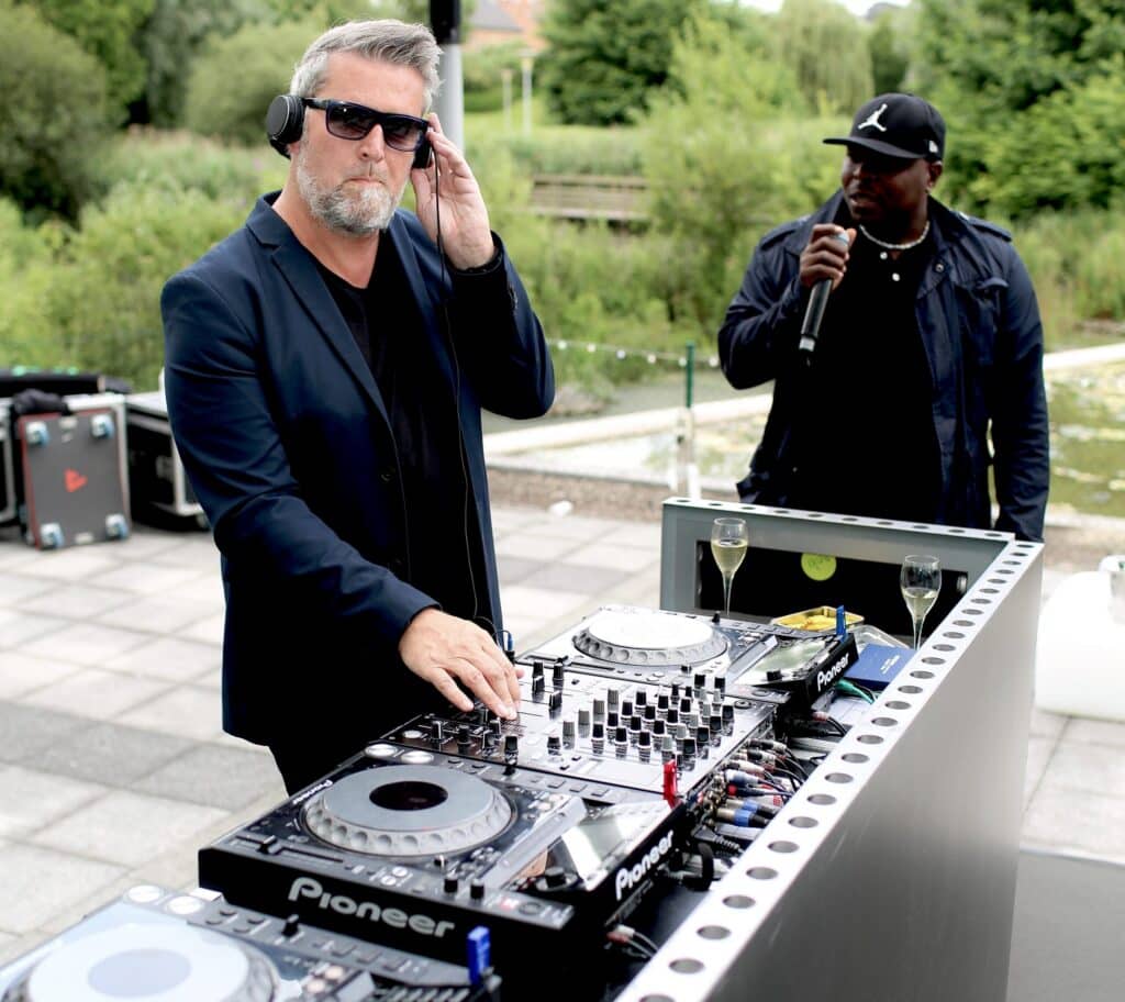 Buscemi DJ is te boeken via boekingskantoor kwadraad. Prijs DJ Buscemi via www.kwadraad.be 2