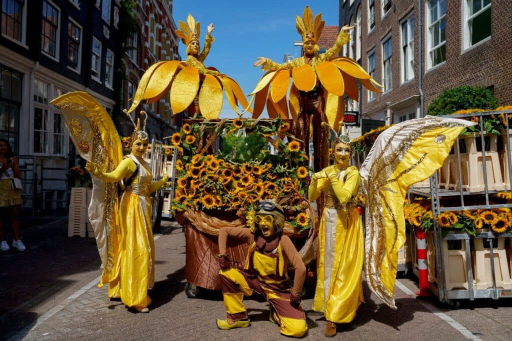 Fiore D'Oro is te boeken bij boekingskantoor kwadraad online prijs steltloopact geel ontvangstact bloemen 6