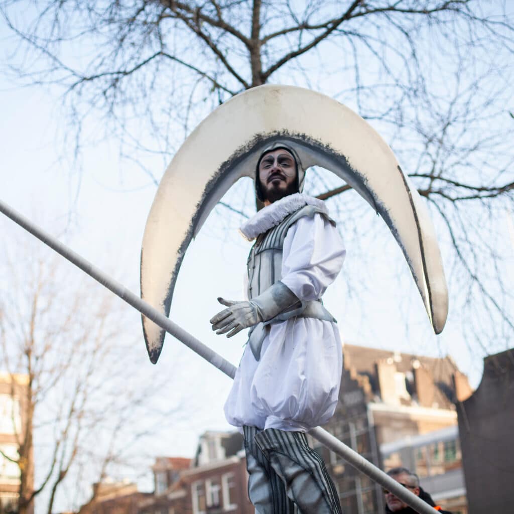 Lunar stilts is te boeken via boekingskantoor kwadraad online prijs steltloper mobiele act scaled