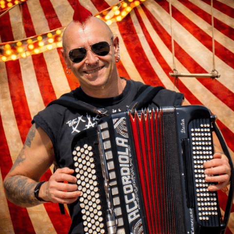 Punk Acordeon is te boeken via boekingskantoor Kwadraad. Budgetvriendelijke artiest. Prijs Punk Acordeon online via www.kwadraad (10)