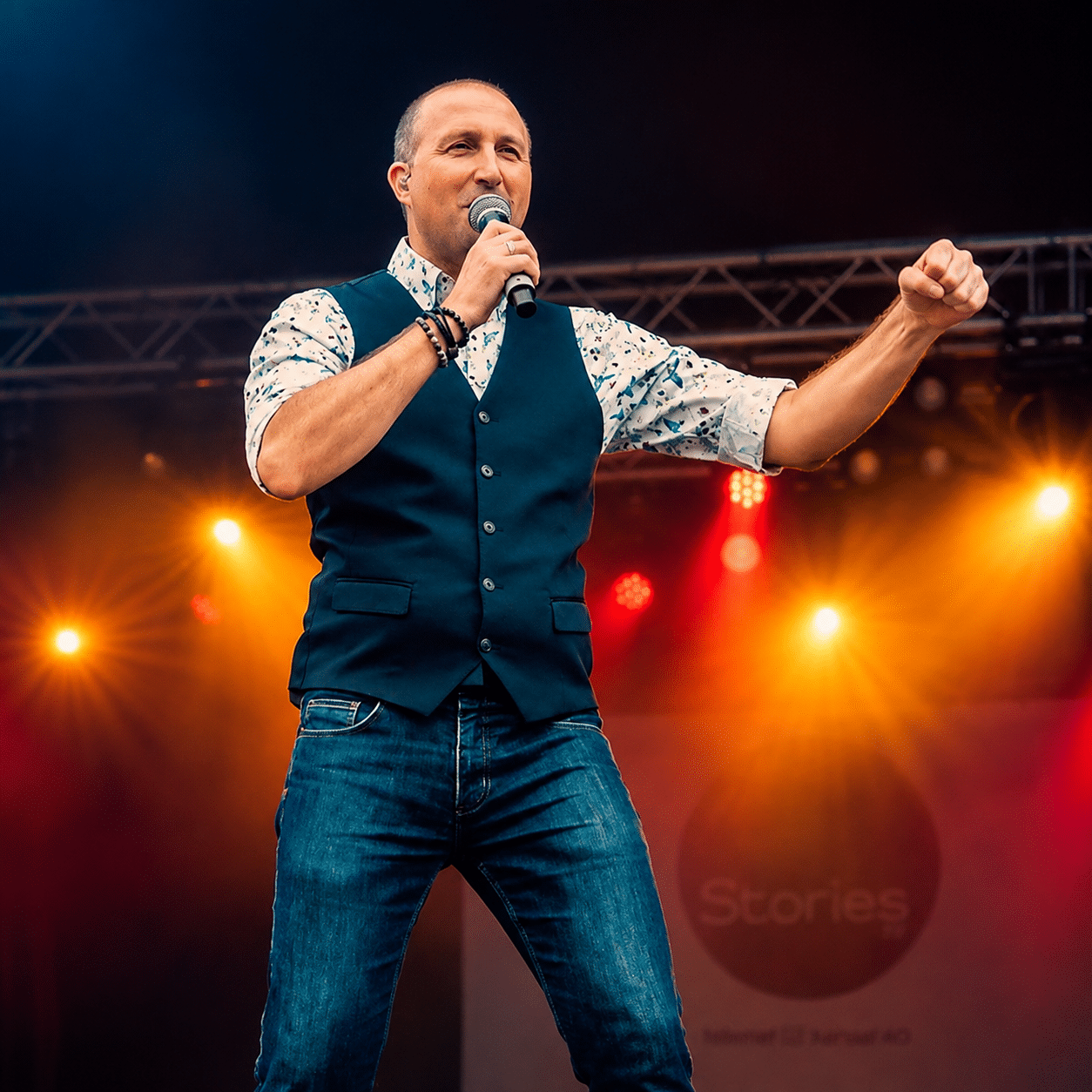 Yves Segers is te boeken bij erkend artiestenbureau Kwadraad.