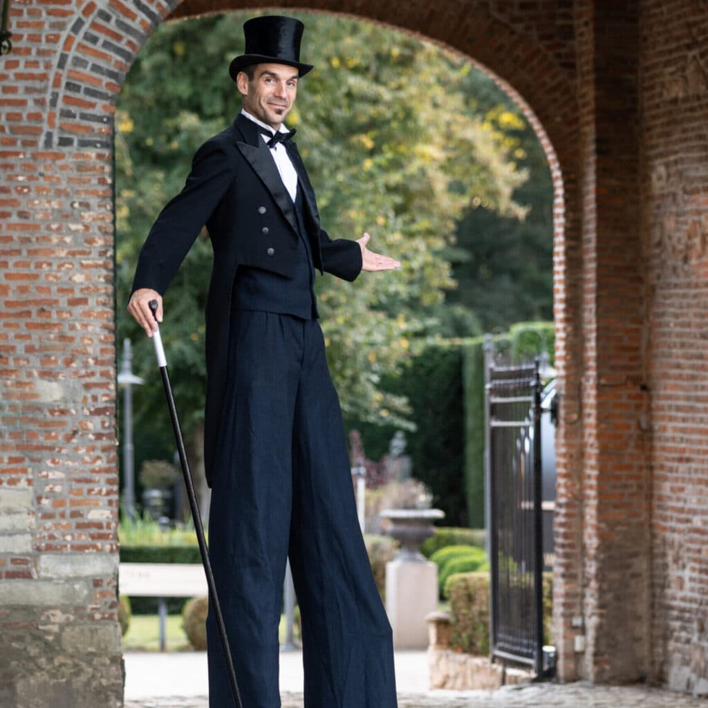 butler op stelten is te boeken via kwadraad. Prijs butler op stelten online via www.kwadraad.be