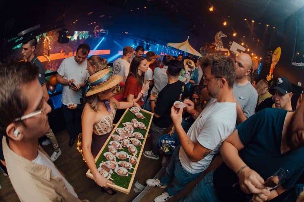 Carousel girls online prijs is te boekenn via boekngskantoor kwadraad online prijs ontvangstact circus casino
