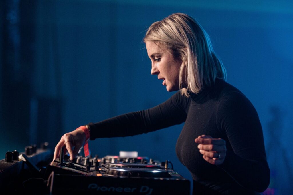 DJ Kat Kerkhofs is te boeken via boekingskantoor Kwadraad. Prijs DJ Kat Kerkhofs is op aanvraag via www.kwadraad 1