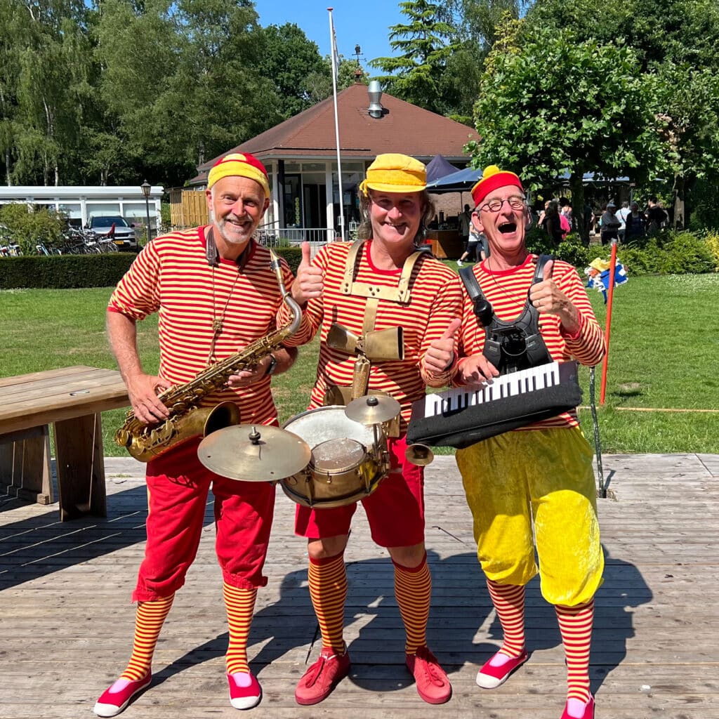 De muziek matrozen is te boeken via boekingskantoor kwadraad online prijs ludieke bandjes 3