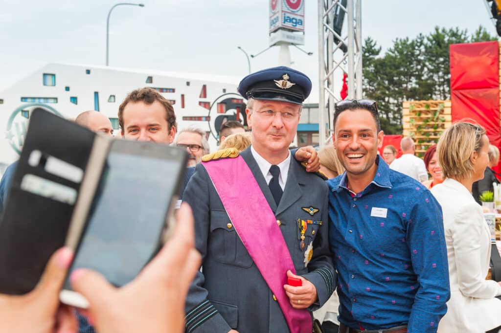 Koning Filip look a like is exclusief te boeken via zijn Boekingskantoor Kwadraad. Prijs Koning Filip Loo a like online op www.kwadraad 7 scaled