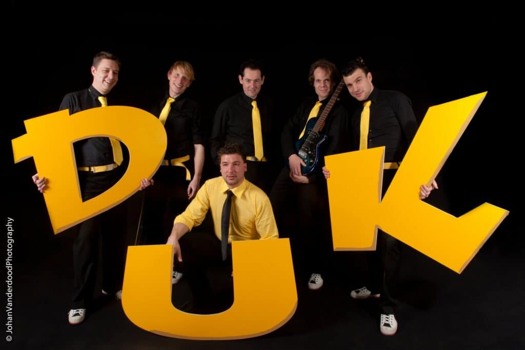 coverband DUK is te boeken via boekingsakntoor Kwadraad. Prijs van coverbnd DUK vind je online via www.kwadraad 11
