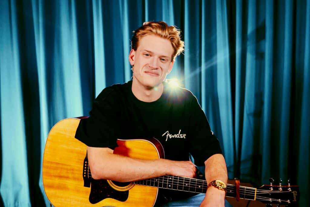 Jeremie Vrielynck is te boeken via boekingskantoor Kwadraad. Prijs Jeremie Vrielinck is online te vinden via www.kwadraad.be Jeremie Vrielinck boekingsbureau 6 scaled