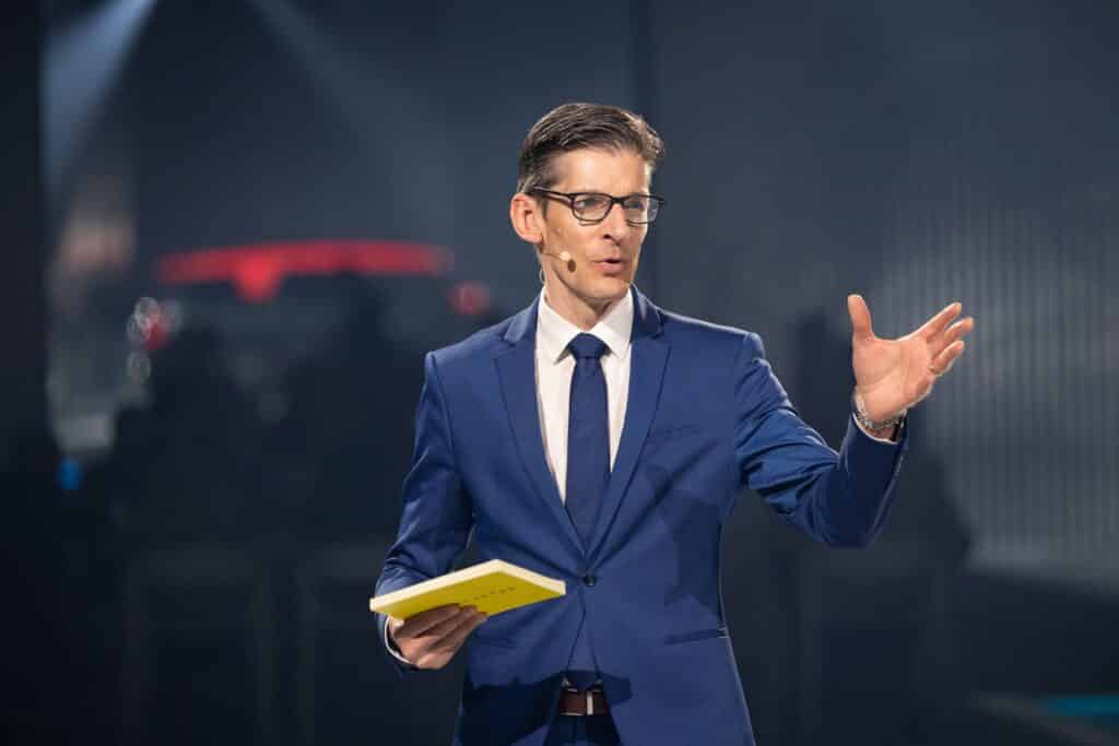 Olivier Schalbroeck boeken als presentator moderator of coach via boekingskantoor Kwadraad. Olivier Schalbroeck drietalig presentator 13 scaled