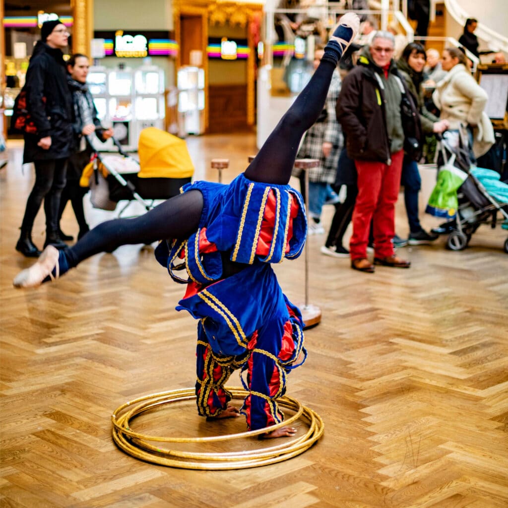 acrobaatpieten zijn te boeken via kwadraad organisatiebureau voor sinterklaasfeesten en intredes