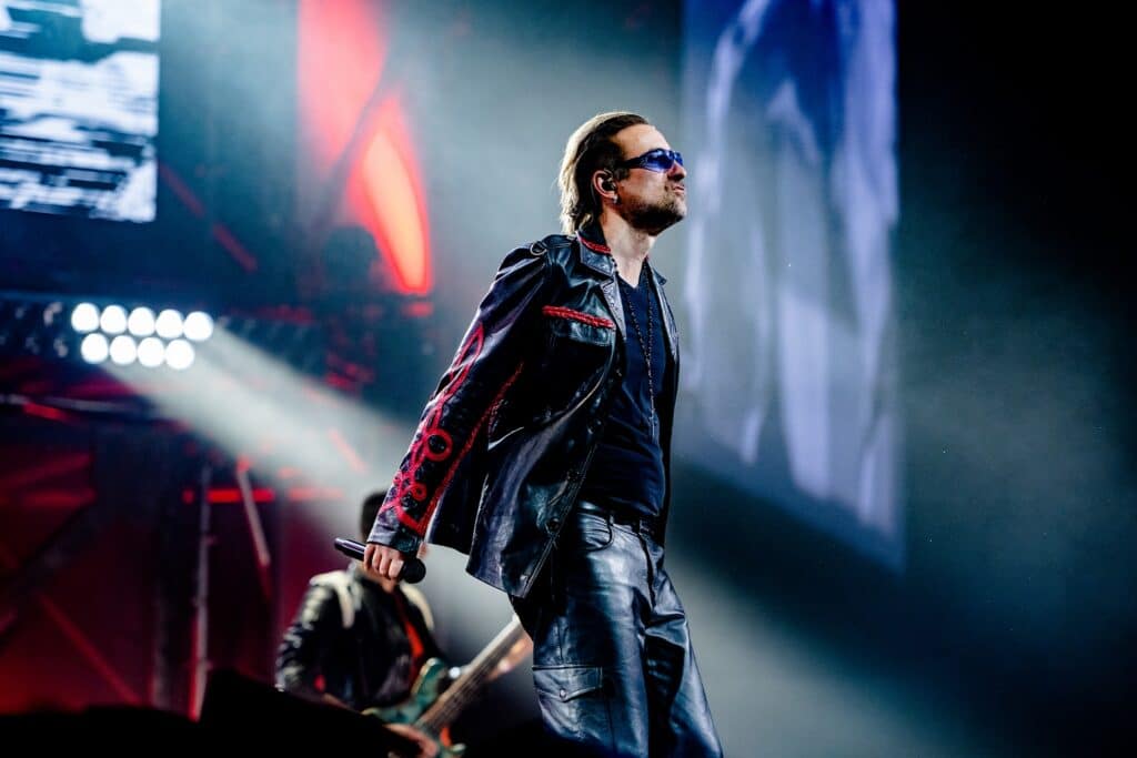 U2 Tribute U2TWO is te boeken via boekingskantoor Kwadraad. Booking Agency U2 Tribute Bono (12)