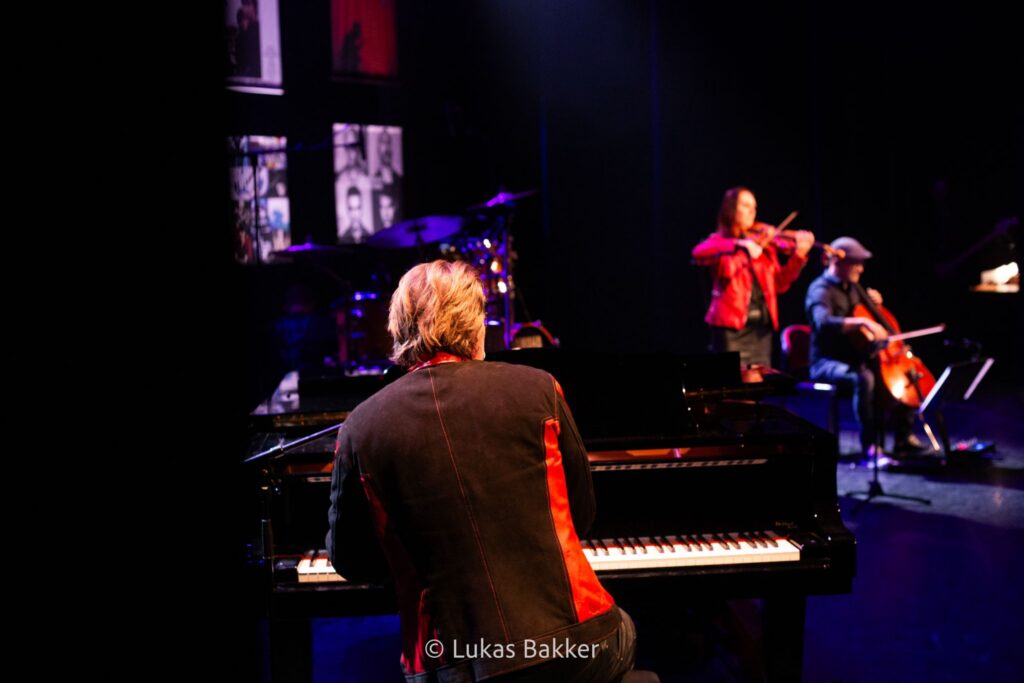 U2 Tribute U2TWO is te boeken via boekingskantoor Kwadraad. Booking Agency U2 Tribute Bono (3)