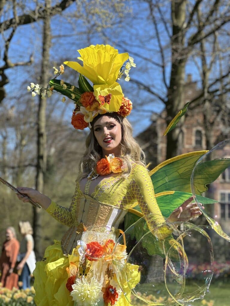 Zeepbellenshow op stelten. Steltlopers Reuze Zeepbellen Straatanimatie is te boeken via boekingskantoor Kwadraad (1)