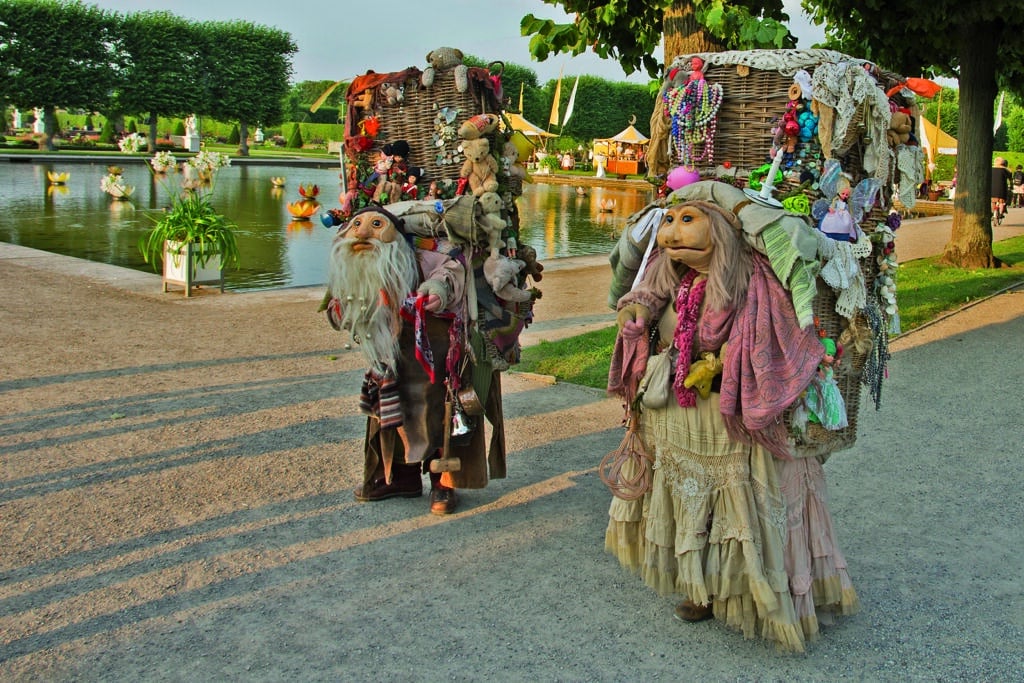 straatanimatie poppentheater de bewaartrollen mobiel straattheater is te boeken via Kwadraad (2)
