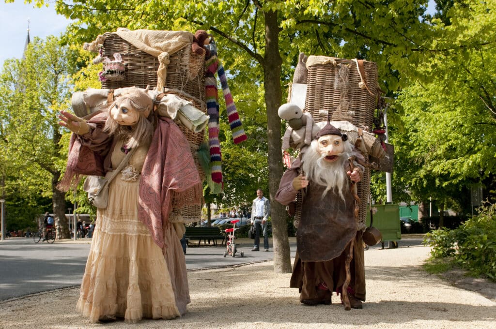 straatanimatie poppentheater de bewaartrollen mobiel straattheater is te boeken via Kwadraad (3)