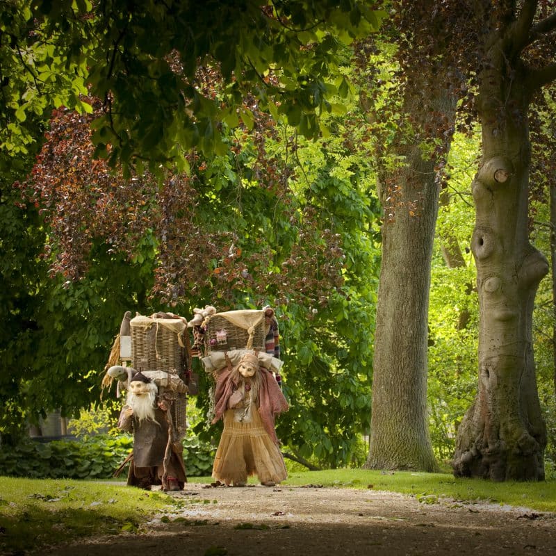 straatanimatie poppentheater de bewaartrollen mobiel straattheater is te boeken via Kwadraad (5)