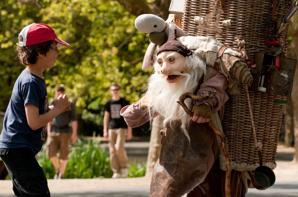 straatanimatie poppentheater de bewaartrollen mobiel straattheater is te boeken via Kwadraad (6)
