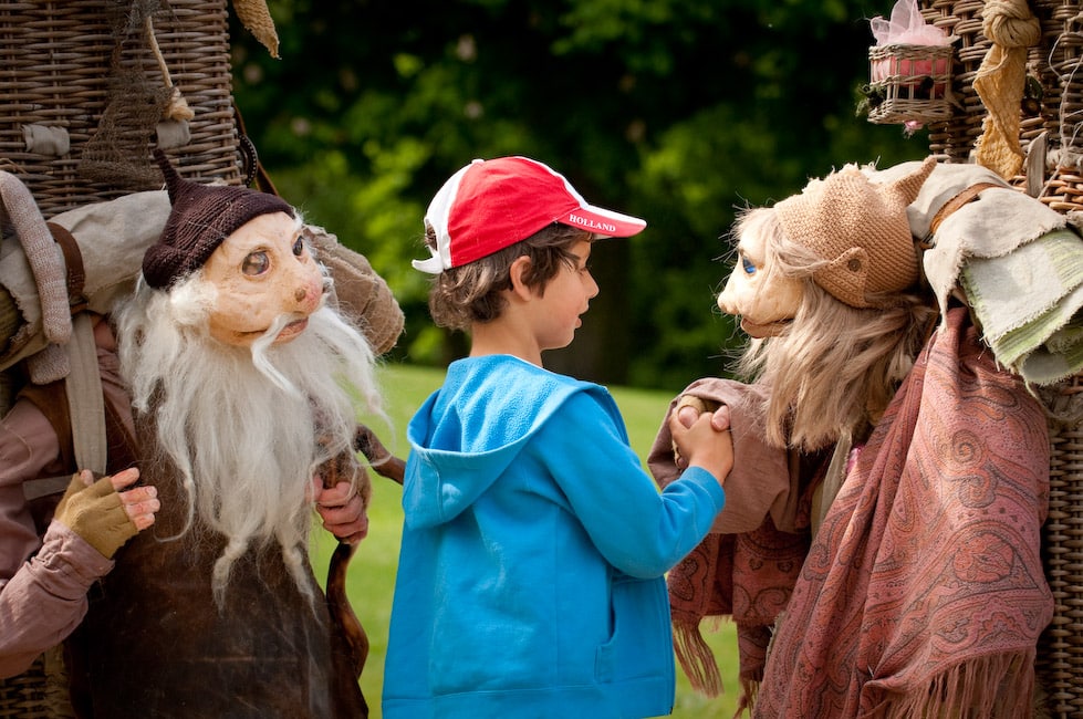 straatanimatie poppentheater de bewaartrollen mobiel straattheater is te boeken via Kwadraad (9)