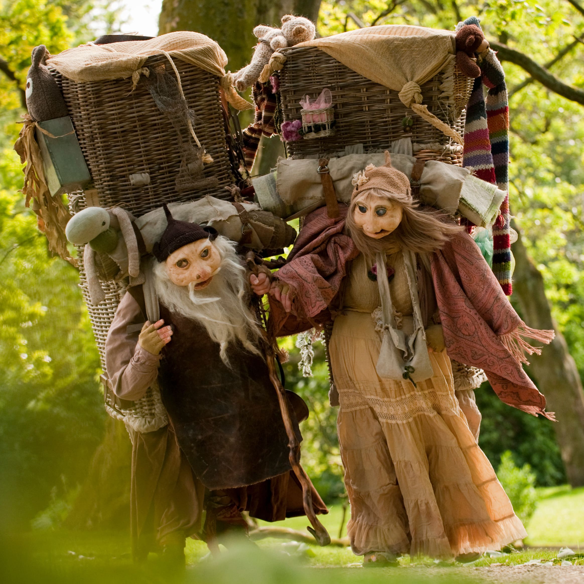 straatanimatie poppentheater de bewaartrollen mobiel straattheater is te boeken via Kwadraad