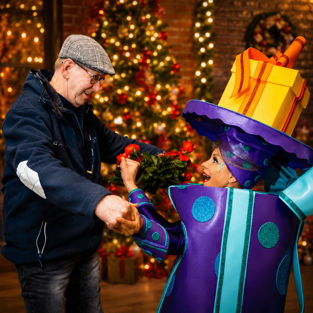 Marjo Cadeau wandelende cadeautjes straatanimatie Winkelcentrum Entertainment (1)