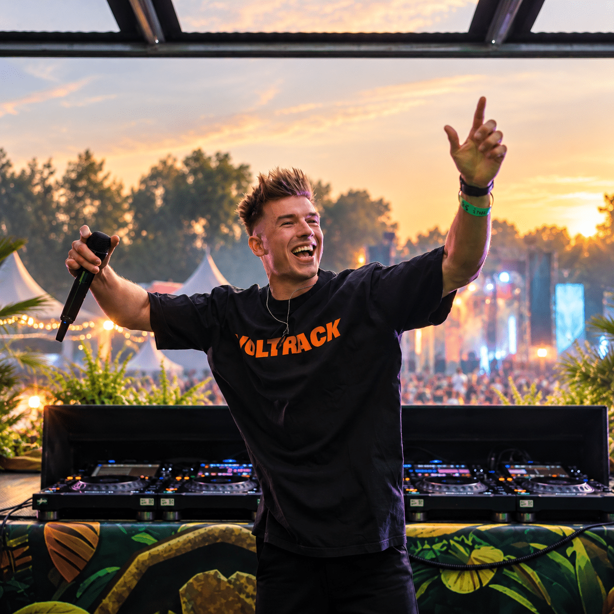 DJ Voltrack is te boeken via Artiestenbureau Kwadraad
