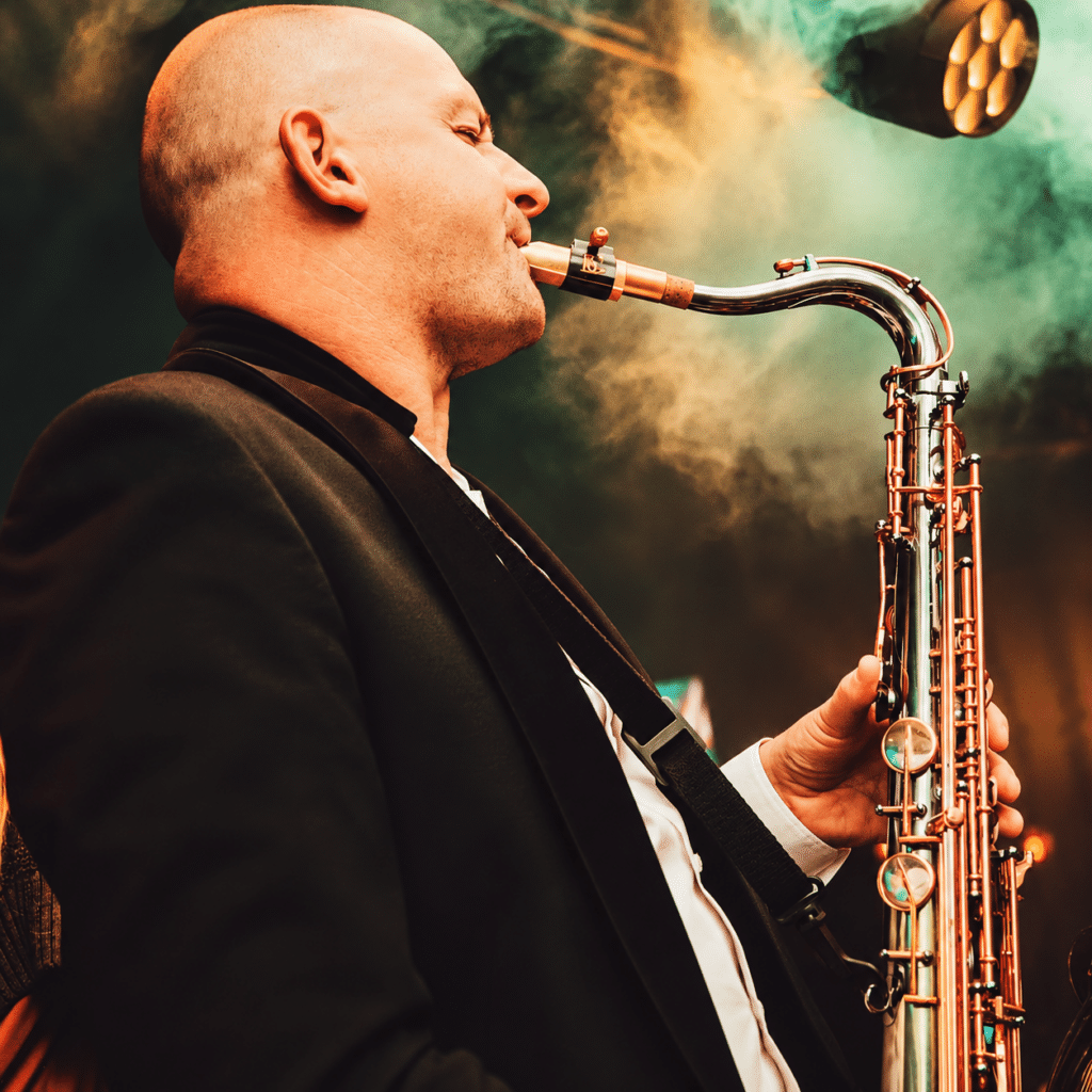 Een Saxofonist boeken voor club, feest of event doe je via boekingskantoor Kwadraad (1)