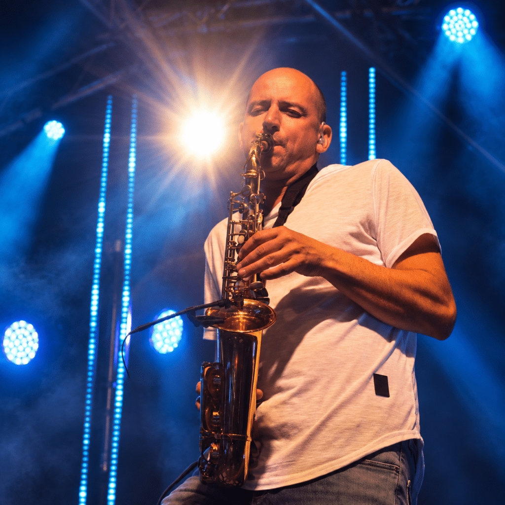 Een Saxofonist boeken voor club, feest of event doe je via boekingskantoor Kwadraad (3)