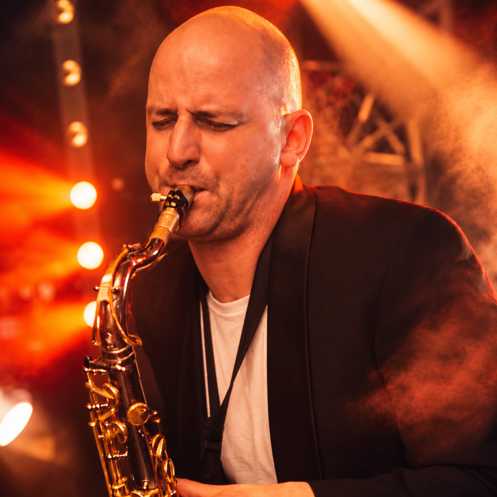Saxofonist boek je via Artiestenbureau Kwadraad
