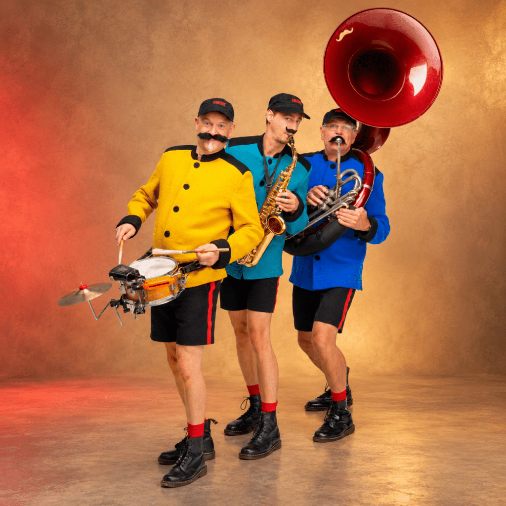 De Foute Fanfare mobiele muzikale straatanimatie is te boeken bij boekingskantoor KWADRAAD (1)